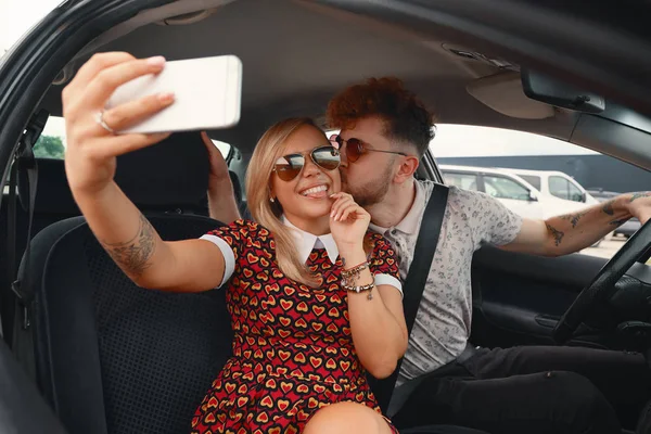 Casal Viagem Carro Sente Carro Levando Selfie — Fotografia de Stock