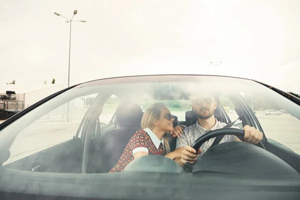 Feliz Pareja Casual Teniendo Una Conversación Mientras Conduce Coche Vista —  Fotos de Stock