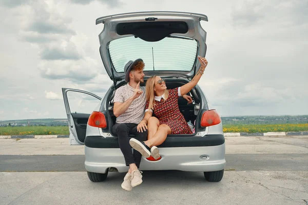 Despreocupado Joven Pareja Tomando Selfie Coche Maletero —  Fotos de Stock