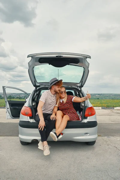 Despreocupado Jovem Casal Tomando Selfie Carro Tronco — Fotografia de Stock