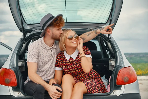 Feliz Hermosa Pareja Pasar Tiempo Juntos Mientras Están Sentados Maletero —  Fotos de Stock