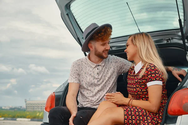 Lyckliga Vackra Paret Spenderar Tid Tillsammans Medan Sitter Bilen Stammen — Stockfoto