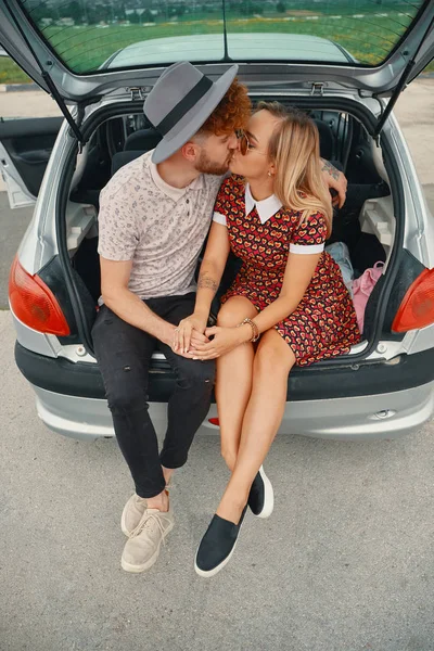 Hermosa Pareja Despreocupada Descubriendo Mundo Viajando Coche Joven Hombre Mujer —  Fotos de Stock