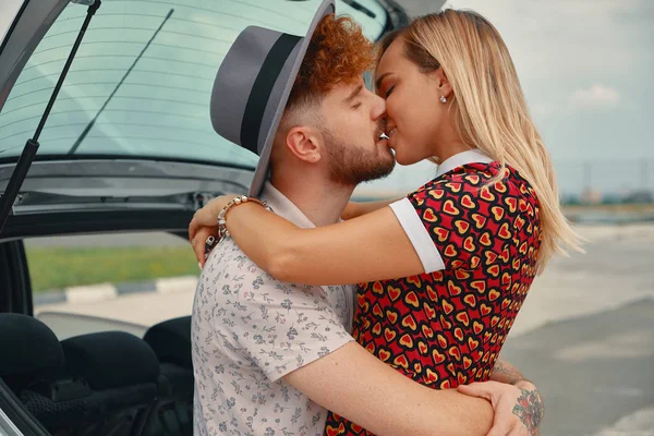 Hermosa Pareja Despreocupada Descubriendo Mundo Viajando Coche Joven Hombre Mujer —  Fotos de Stock