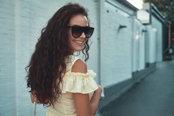 Retrato Cerca Una Hermosa Mujer Caucásica Con Una Sonrisa Encantadora —  Fotos de Stock