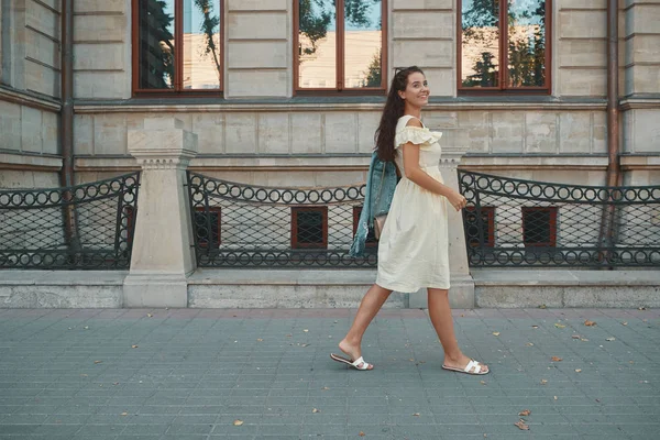 Retrato Sorrindo Elegante Mulher Morena Feliz Andando Uma Rua Com — Fotografia de Stock
