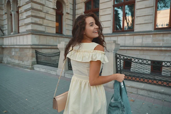 Portrait Une Femme Brune Élégante Souriante Heureuse Marchant Dans Une — Photo