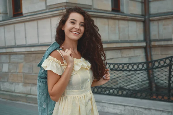 Retrato Una Elegante Mujer Morena Sonriente Feliz Caminando Por Una — Foto de Stock