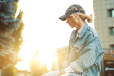 Daha yüksek bir şehir şehir manzara izlerken casual dreamy kız gelin çenesinin çapraz ellerinin üzerinde dinlenme süre