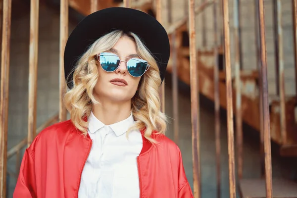 Een Mooie Trendy Jonge Vrouw Vormt Metalen Roestig Trap Het — Stockfoto