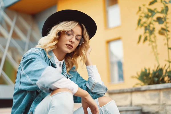 Retrato Cerca Una Alegre Mujer Blanca Con Gafas Tocándose Pelo — Foto de Stock