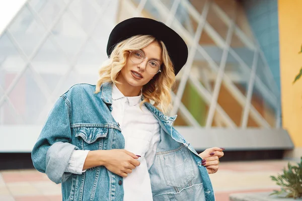 Close Portret Van Een Vrolijke Witte Vrouw Glazen Aanraken Haar — Stockfoto