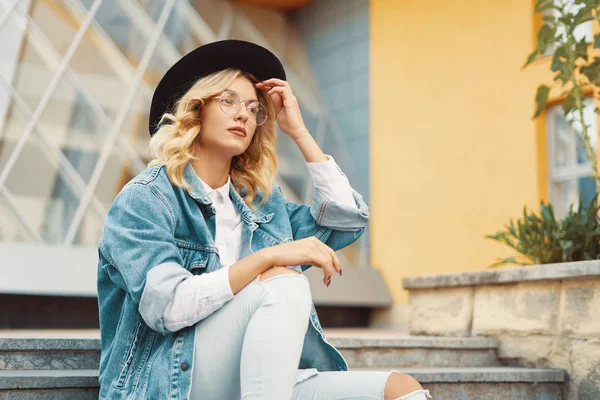 Close Portret Van Interessante Vrouw Glazen Aanraken Haar Hoed Stedelijke — Stockfoto