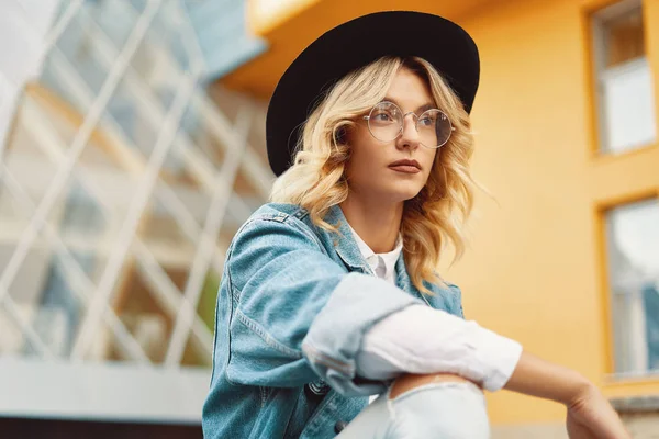 Mooie Witte Vrouw Glazen Hand Rust Knie Stedelijke Achtergrond Foto — Stockfoto