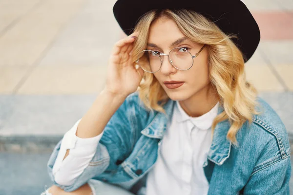 Retrato Cerca Una Alegre Mujer Blanca Con Gafas Tocando Sombrero — Foto de Stock