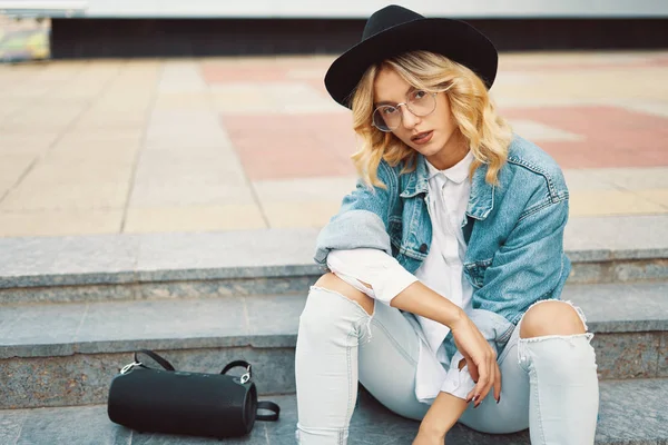 Cool Girl Listening Music Street Portrait Young Handsome Caucasian Blonde — Stock Photo, Image