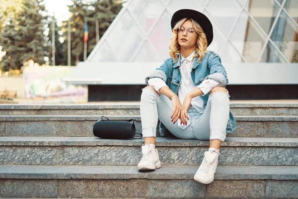 Una Chica Genial Escuchando Música Calle Retrato Joven Guapo Rubia — Foto de Stock