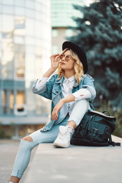 Moderne Levensstijl Vrouw Zitten Buiten Met Glazen Gebouw Achtergrond Cool — Stockfoto