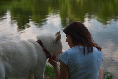 Gülümseyen kadın ile onun köpek yüzünü suya yakın dinlenme süre dokunaklı söz