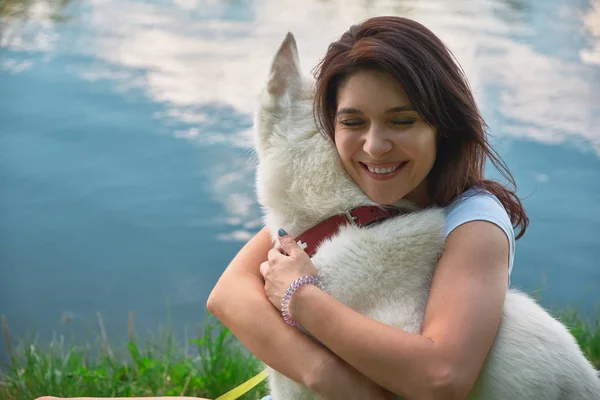 Γυναίκα Αγκαλιάζει Σκύλο Της Κλείνοντας Μάτια Της Αγγίζει Απαλή Γούνα — Φωτογραφία Αρχείου