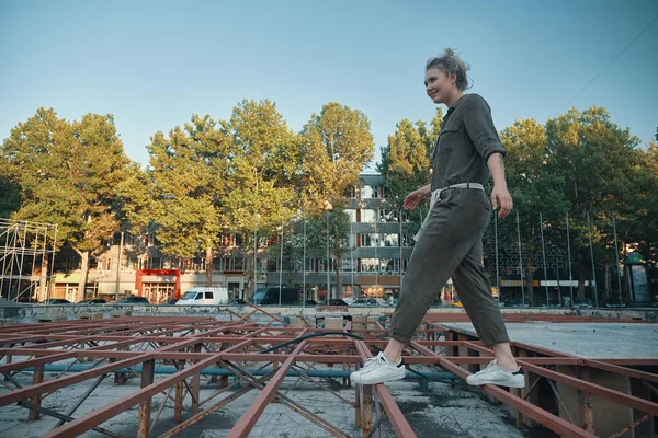 Portret Van Een Gelukkige Jonge Vrouw Lopen Metalen Constructie Buitenshuis — Stockfoto