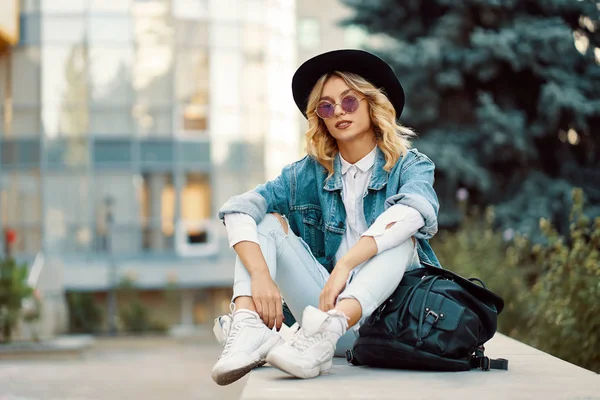 Mulher Estilo Vida Moderno Sentado Livre Com Edifício Vidro Fundo — Fotografia de Stock