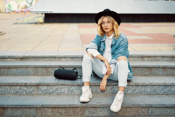 Cool Girl Listening Music Street Portrait Young Handsome Caucasian Blonde — Stock Photo, Image