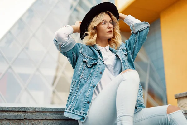 Primer Plano Retrato Mujer Interesante Gafas Tocando Sombrero Sobre Fondo — Foto de Stock