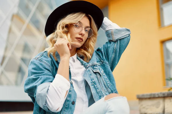 Close Portret Van Een Vrolijke Witte Vrouw Glazen Aanraken Haar — Stockfoto