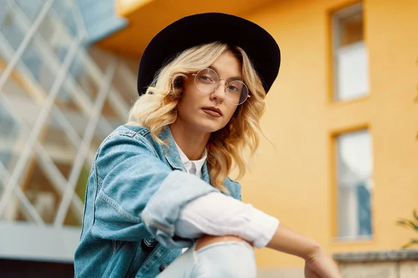 Mooie Witte Vrouw Glazen Hand Rust Knie Stedelijke Achtergrond Foto — Stockfoto