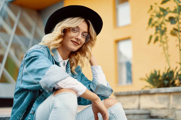 Nahaufnahme Porträt Einer Fröhlichen Weißen Frau Mit Brille Die Ihr — Stockfoto