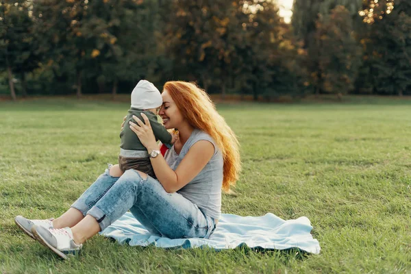 Moeder Houdt Haar Zoon Haar Knieën — Stockfoto