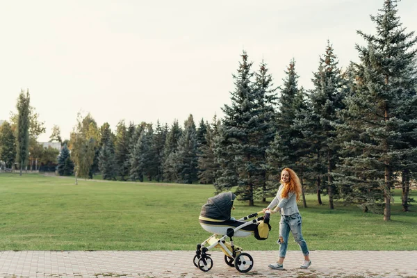 Een Jonge Moeder Die Genieten Van Het Park Lopen Met — Stockfoto