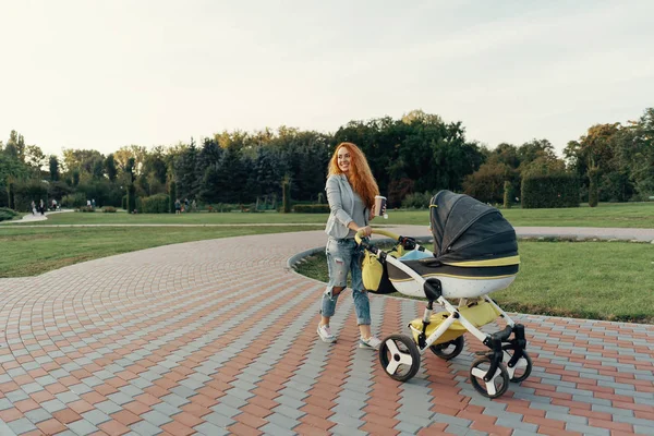 Young Mother Enjoying Park Walk Morning Drinking Hot Tea Her — Stock Photo, Image