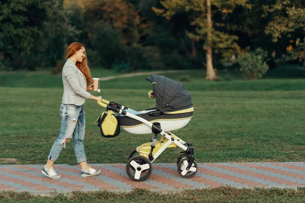 Een Jonge Moeder Die Genieten Van Het Park Lopen Ochtend — Stockfoto