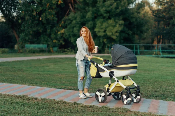 Een Jonge Moeder Die Genieten Van Het Park Lopen Ochtend — Stockfoto