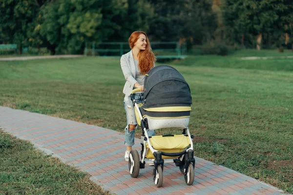 Молодая Мать Наслаждающаяся Прогулкой Парке Своим Маленьким Ребенком Отдыхающим Детской — стоковое фото