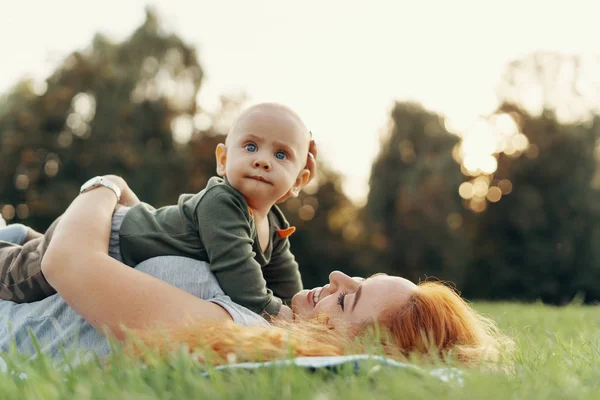 Gelukkig Moeder Liggen Gras Tijdens Het Spelen Met Haar Baby — Stockfoto