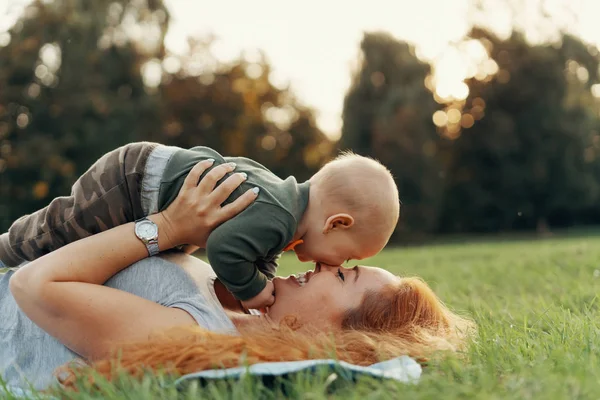 Feliz Madre Acostada Hierba Mientras Juega Con Bebé —  Fotos de Stock