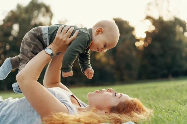 Gelukkig Moeder Liggen Gras Tijdens Het Spelen Met Haar Baby — Stockfoto