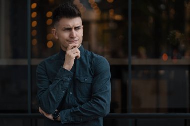 Genç adam bir fikir, portre ışık arka plan ile yakından geldi. İnsanların yüzleri ve ifadeler kavramı.