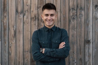 Silah mutlu genç adam portre kopya alanı ile geçti