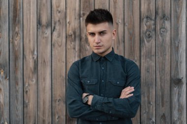 Silah kendine güvenen delikanlı portre kopya alanı ile geçti