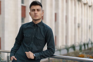 Yakışıklı bir genç casual adam sokak arka plan üzerinde poz portresi.