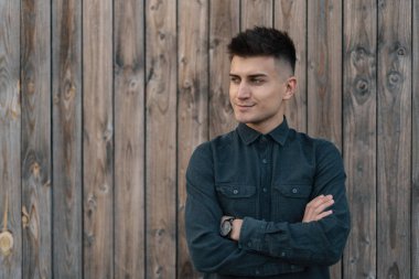 Silah genç gülümseyen adam portre kopya alanı ile geçti