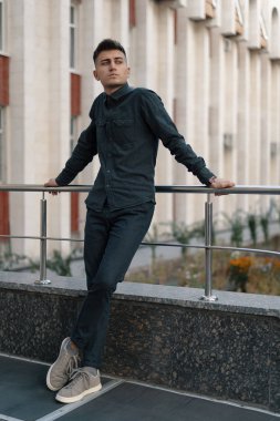 Yakışıklı bir genç casual adam sokak arka plan üzerinde poz portresi.