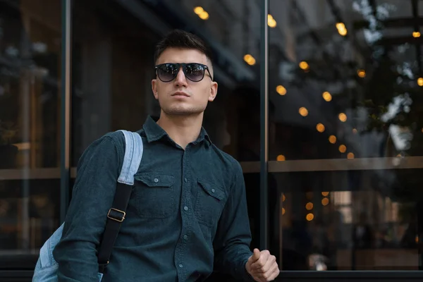Laki Laki Muda Modern Dengan Kacamata Hitam Dan Ransel Berdiri — Stok Foto
