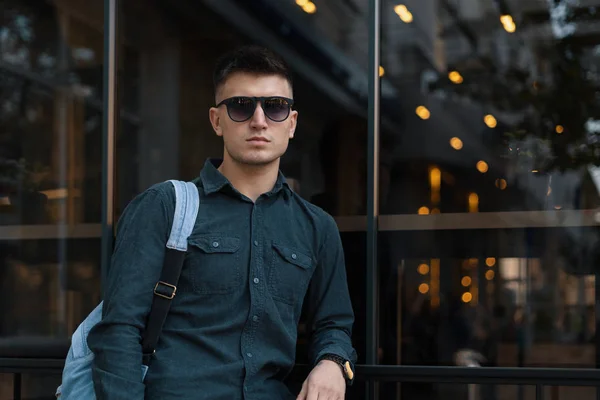 Laki Laki Muda Modern Dengan Kacamata Hitam Dan Ransel Berdiri — Stok Foto
