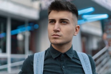 Geleceği düşünme portre genç adam şehir arka plan bulanık