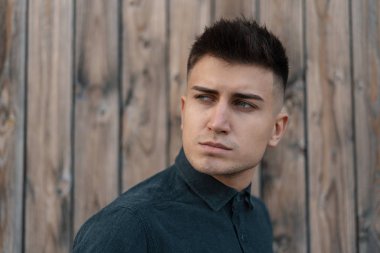 Baştan çıkarıcı genç adam portre portre ahşap arka plan üzerinde